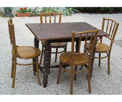 Geschnitzter Tisch mit 4 ähnlichen Stühlen
